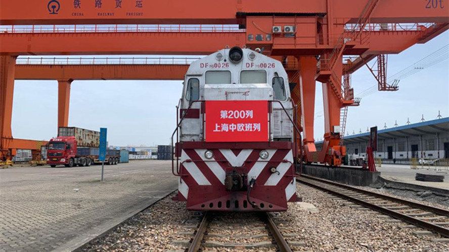 Shanghai fertigt 200 Güterzüge zwischen China und Europa ab                    Ein China-Europa-Güterzug mit 110 Standardcontainern verl?sst am 19. April 2024 den Bahnhof Minhang im ostchinesischen Shanghai. Es war der 200. Güterzug, der seit der Aufnahme des China-Europa-Güterzugdienstes im September 2021 in Shanghai abgefertigt wurde.